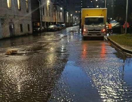 На Морской набережной бригада «Водоканала» оперативно ликвидировала утечку холодной воды: подтоплений нет - tvspb.ru