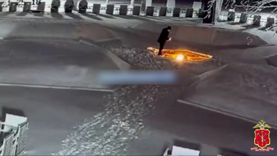 Местный житель засыпал снегом Вечный огонь на мемориале в Киришах