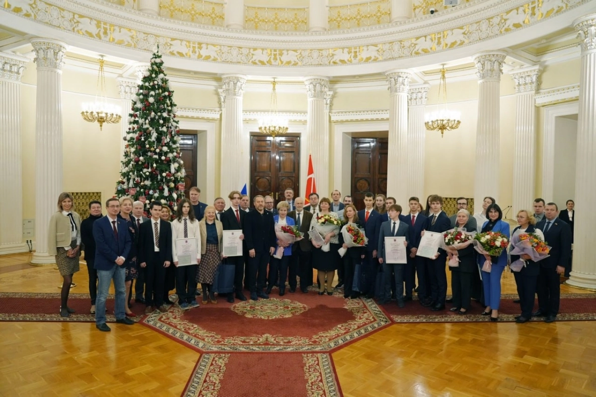 В ЗакС наградили школьников–победителей международных олимпиад - tvspb.ru