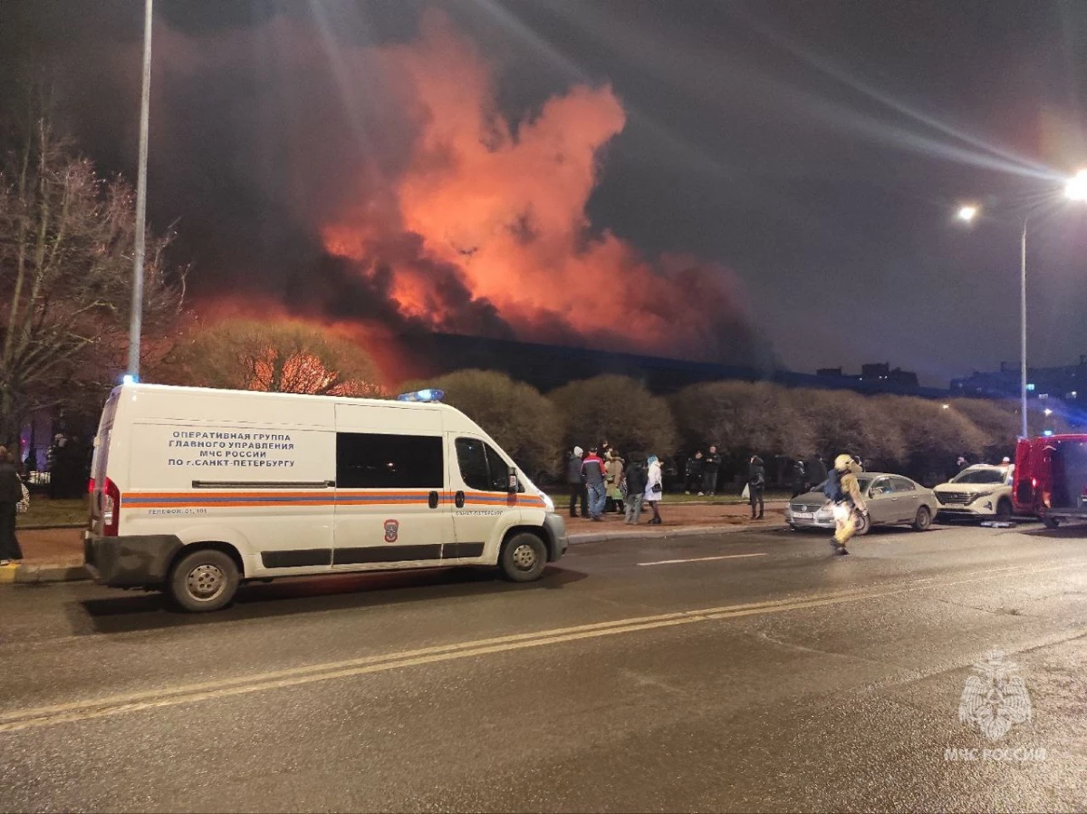 МЧС: 100 человек эвакуировали из опасной зоны на улице Дыбенко, 16 - tvspb.ru