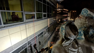 Праздник заглянул в окна: как МЧС и Дед Мороз подарили чудо маленьким пациентам центра Алмазова