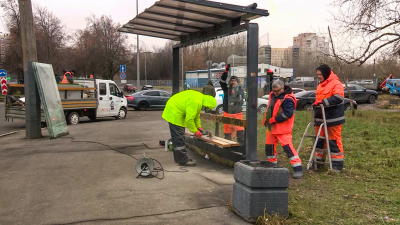 Остановку на улице Кораблестроителей, пострадавшую от подростков, отремонтировали