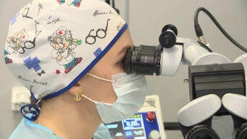 Уникальную технологию лечения онкологии глаз представили в Петербурге