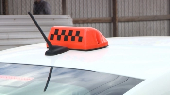 Госдума приняла закон, устанавливающий региональную квоту в 25% для самозанятых таксистов