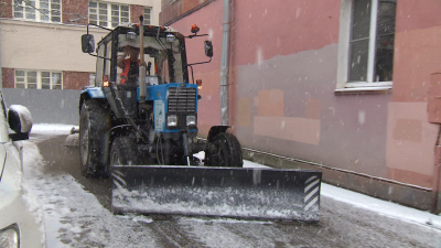 Почти четыре тысячи дворников вышли на борьбу со снегом во дворах Петербурга