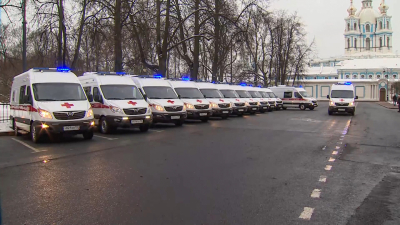 Сто новых автомобилей закупили для медиков Петербурга