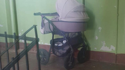 Петербурженка, бросившая в парадной коляску с малолетней дочерью, предстанет перед судом