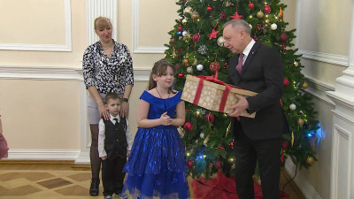 Александр Беглов вручил подарки юным петербуржцам