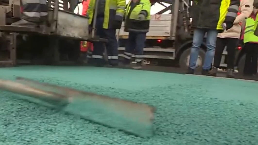 На конечной остановке трамвайной линии «Славянка» уложили бирюзовый асфальт - tvspb.ru