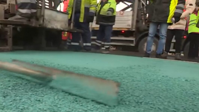 На конечной остановке трамвайной линии «Славянка» уложили бирюзовый асфальт