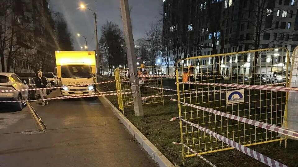 На улице Академика Константинова просел грунт и растеклась вода - tvspb.ru