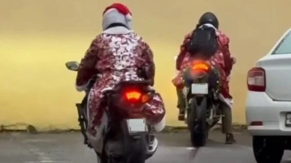 В Петербурге оштрафовали мотоциклистов, нарушавших правила в костюмах Деда Мороза - tvspb.ru