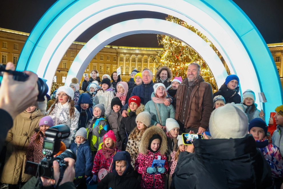Александр Беглов: На Дворцовой площади чувствуется неповторимая атмосфера праздника - tvspb.ru