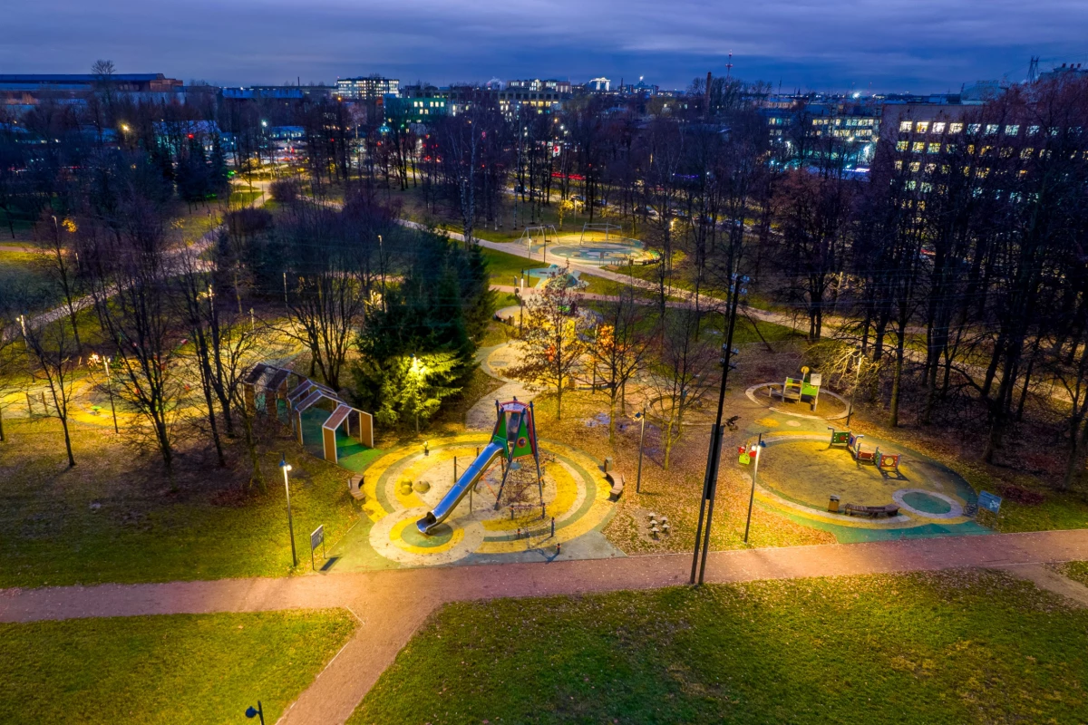 Александр Беглов: Порядка 300 детских и спортивных площадок получили наружное освещение в этом году - tvspb.ru