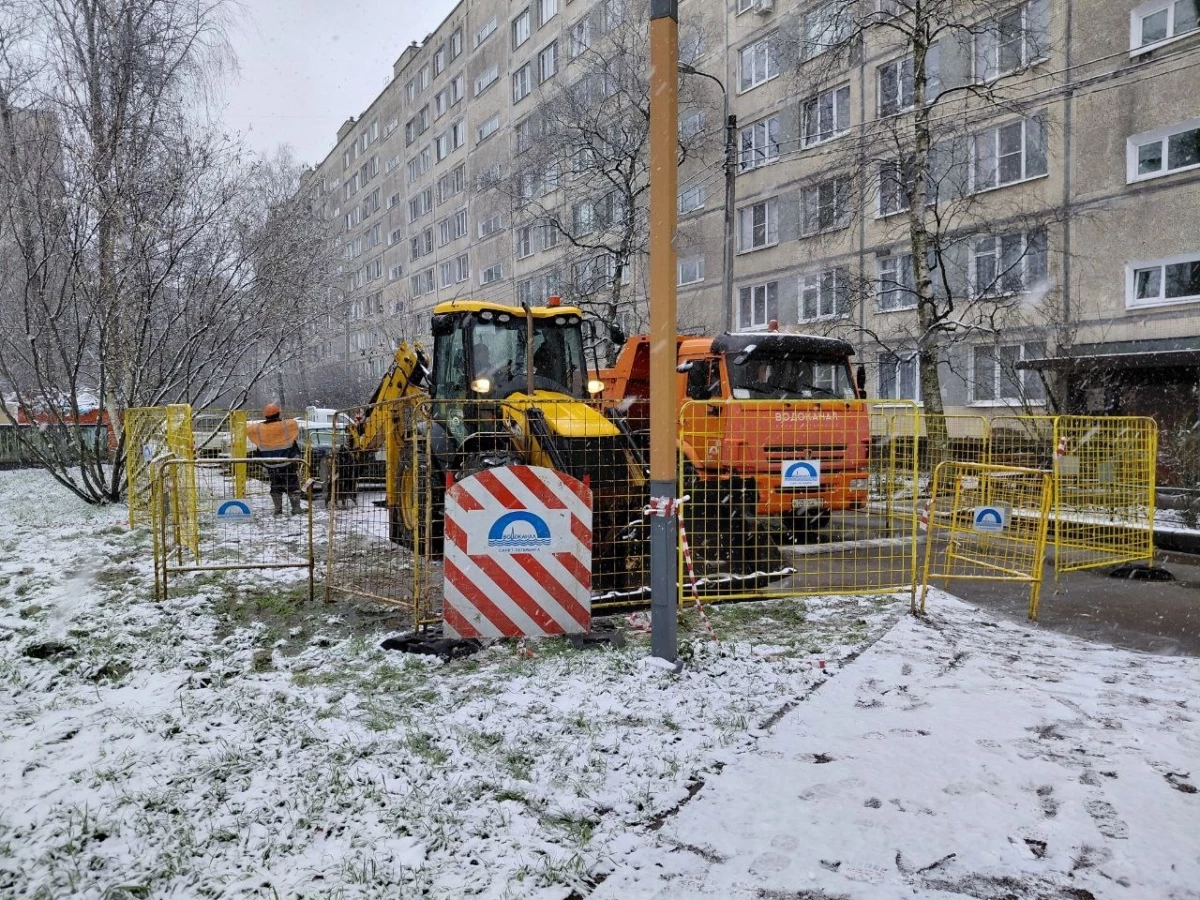 Бригада «Водоканала» устранила протечку холодной воды на улице Димитрова - tvspb.ru