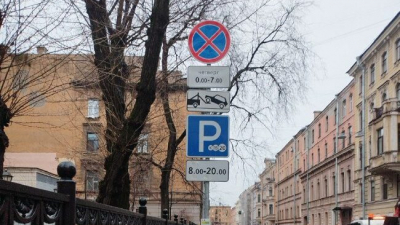 С 5 декабря на трех улицах Петербурга вводятся ночные ограничения на парковку для уборки снега