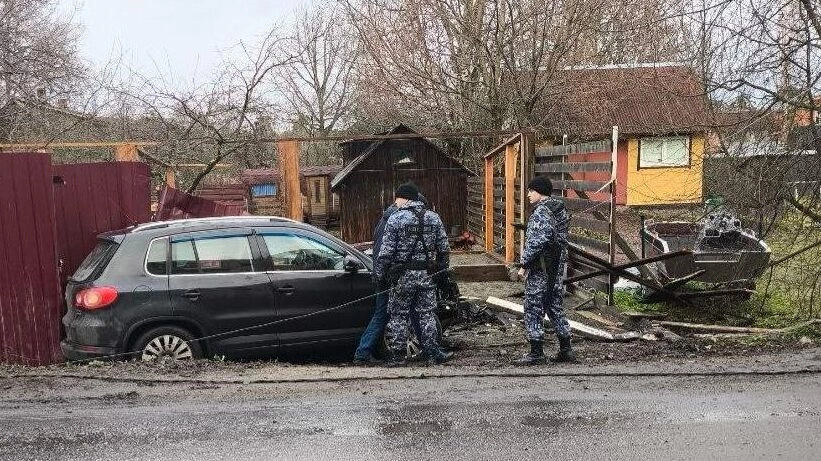 В Приозерске машина ударом в столб оборвала кабель ЛЭП: мужчине стало плохо за рулём - tvspb.ru