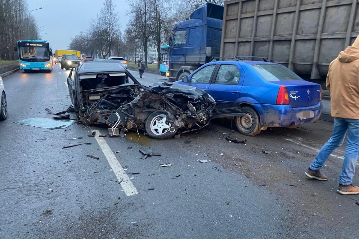 Иномарку смяло в аварии с автобусом на проспекте Народного Ополчения - tvspb.ru