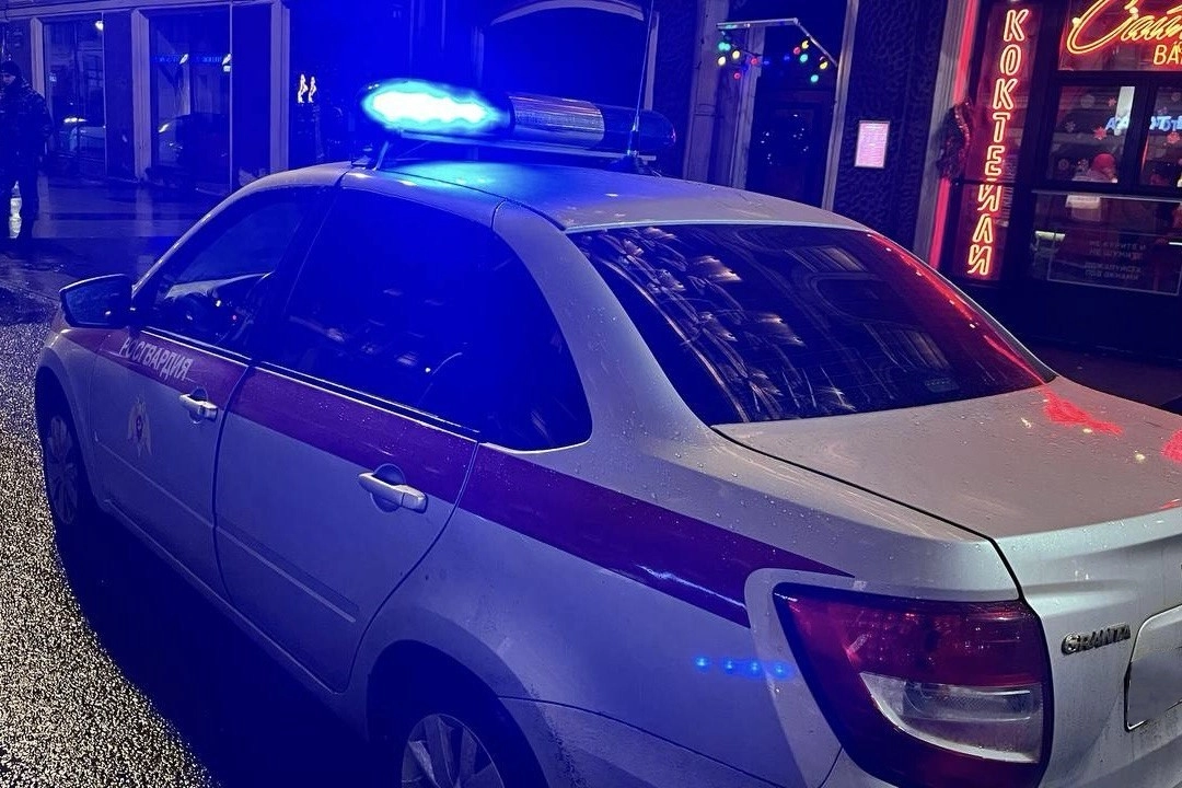 На Рубинштейна гражданин попытался ножом убедить охранников, что ему можно в бар - tvspb.ru