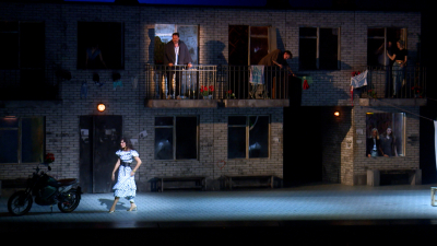 Хрущевка вместо табора: оперу «Алеко» поставили в декорациях 90-х