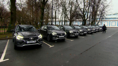 Александр Беглов передал 10 легковых машин Северо-Западной таможенной службе