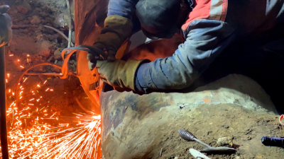 На улице Маршала Казакова устраняют прорыв трубопровода