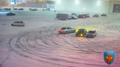 Уличного гонщика задержали после опасного заезда на парковке ТЦ