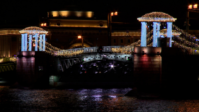 В новогодние каникулы светомузыкальное шоу украсит два моста и набережную в Петербурге