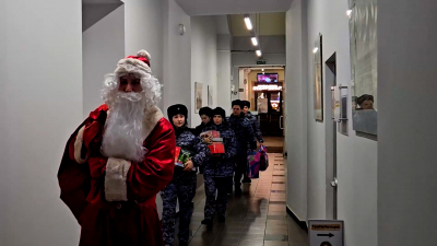 Представители Росгвардии собрали новогодние подарки для подопечных хосписа «Бумажная птица»