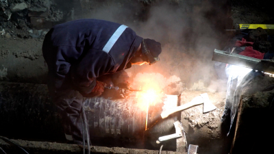 Аварийные бригады работают на месте прорыва трубы во Фрунзенском районе