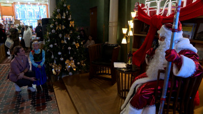 В Доме книги прошла новогодняя елка для подопечных благотворительного фонда «Бумажная птица»