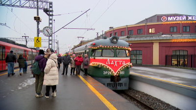 Музыканты, экскурсоводы и Дед Мороз: Новогодний ретропоезд «Лахта» отправился с  Балтийского вокзала в свой первый рейс