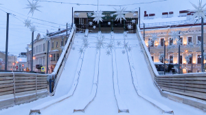 С ветерком, но без опасности: правила катания с горки на Дворцовой площади
