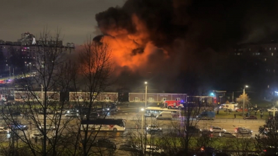 Люди экстренно переставляли машины, деревья стали чёрными: жительница дома напротив Правобережного рынка рассказала о пожаре