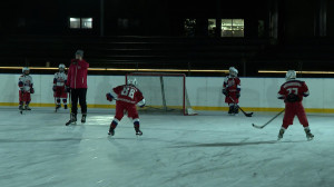 Дождь новогоднему настроению не помеха. В городе заработали катки с искусственным льдом