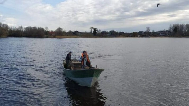 Жителям деревни Саркюля разрешили ходить на лодках во время запрета навигации, чтобы добраться до магазина - tvspb.ru