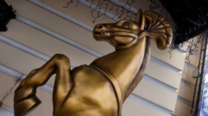 Скрытые лошадки Петербурга. В каких местах города на Неве притаились самые необычные архитектурные скакуны?