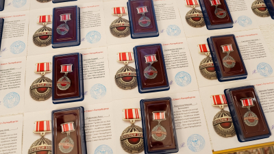 В Мариинском дворце наградили Почетных доноров Петербурга