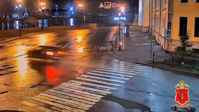 Полиция показала видео, как легковушка летела в Неву