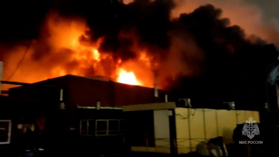 Правобережный рынок на улице Дыбенко горит на 300 «квадратах»: пожару присвоили №2