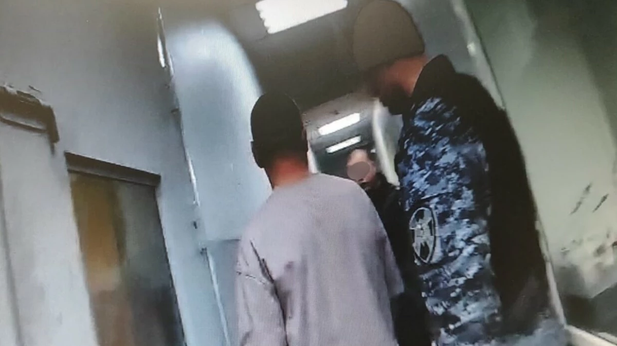 Пьяный мужчина избил пожилого купчинца, сидевшего в машине в ожидании супруги - tvspb.ru