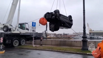Сотрудники МЧС достали из Невы упавший автомобиль, в котором погиб мужчина