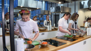 Самый новогодний салат для тех, кто нуждается в помощи