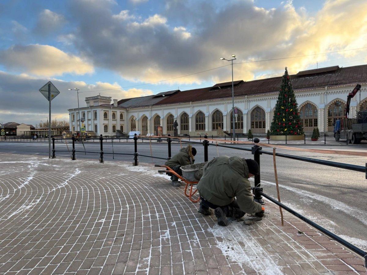 На Привокзальной площади Нового Петергофа завершают монтаж новых пешеходных ограждений - tvspb.ru