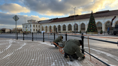 На Привокзальной площади Нового Петергофа завершают монтаж новых пешеходных ограждений