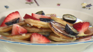 Полезный завтрак. Оладьи с заварным соусом и ягодами