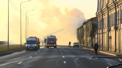 Пожар на 100 «квадратов» вспыхнул на набережной Екатерингофки