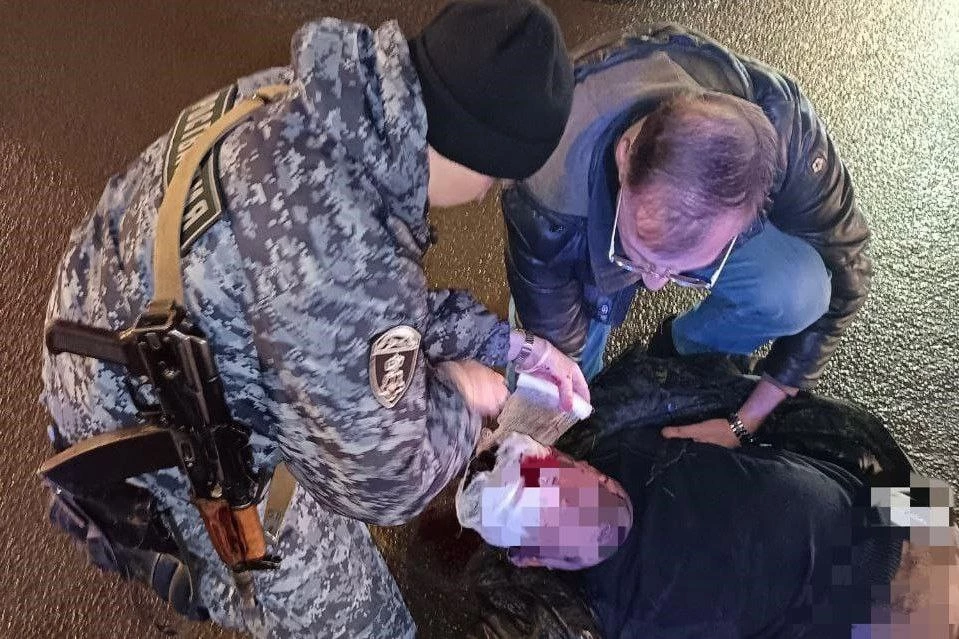 Росгвардейцы помогли мужчине, попавшему под колеса машины на улице Салова - tvspb.ru