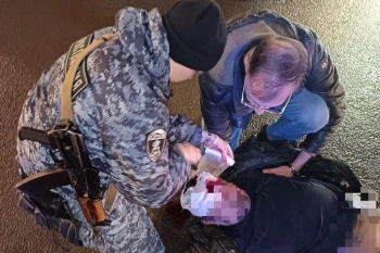 Росгвардейцы помогли мужчине, попавшему под колеса машины на улице Салова