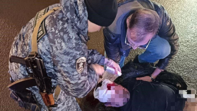 Росгвардейцы помогли мужчине, попавшему под колеса машины на улице Салова